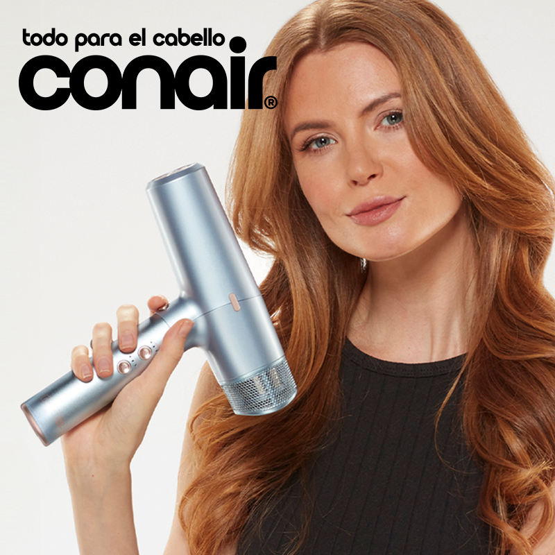 Mujer sosteniendo un secador de cabello